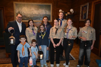 Ostravský primátor Jan Dohnal se skauty po převzetí Betlémského světla. Foto: MMO
