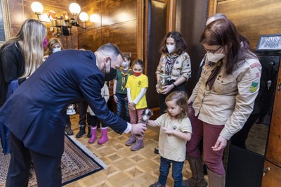 Skauti, kteří přinesli na Novou radnici Betlémské světlo, dostali také vánoční pozornost. Foto: Jiří Zerzoň