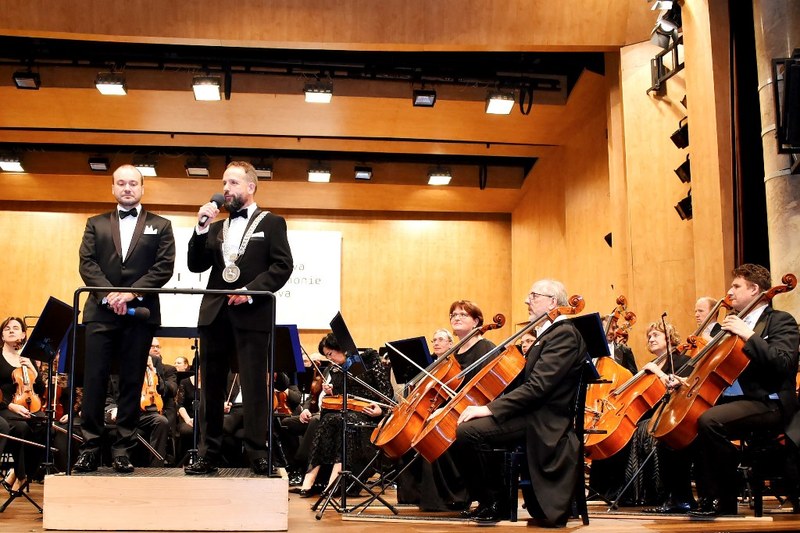 Novoroční koncert zahájil primátor Tomáš Macura společně s ředitelem filharmonie Janem Žemlou. 