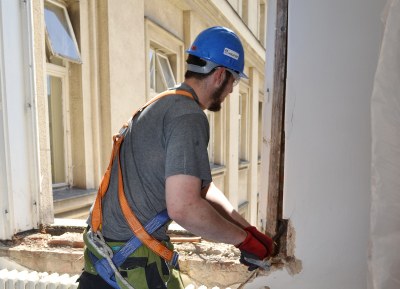 Pracovníci při výměně oken v Nové radnici. Foto: Hana Oborilová