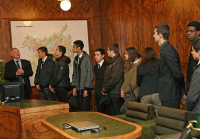 Francouzští hosté v síni rady města. Jejich průvodcem tu byl náměstek primátora Zbyněk Pražák. Foto: B. Krzyžanek