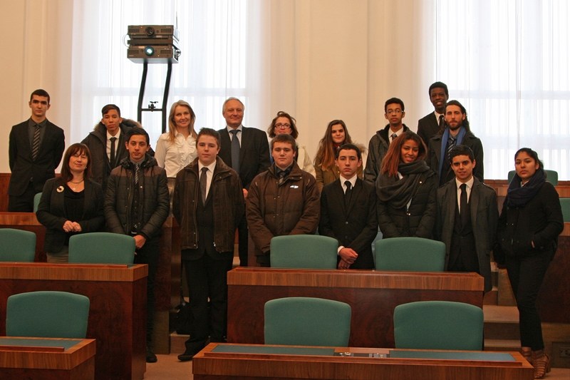 Památeční snímek v sále ostravského zastupitelstva.