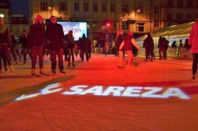 Kluziště na Masarykově náměstí je v provozu denně do 20 hodin. Snímky: SAREZA