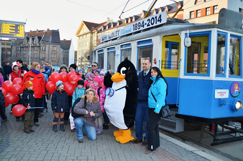 Děti přijely s tučňákem Rudolfem tramvají Barborka.