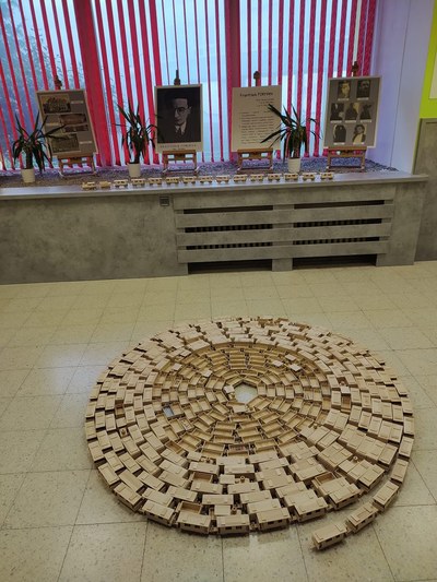 Dřevěný vláček v netypickém útvaru. Foto: talentova.cz