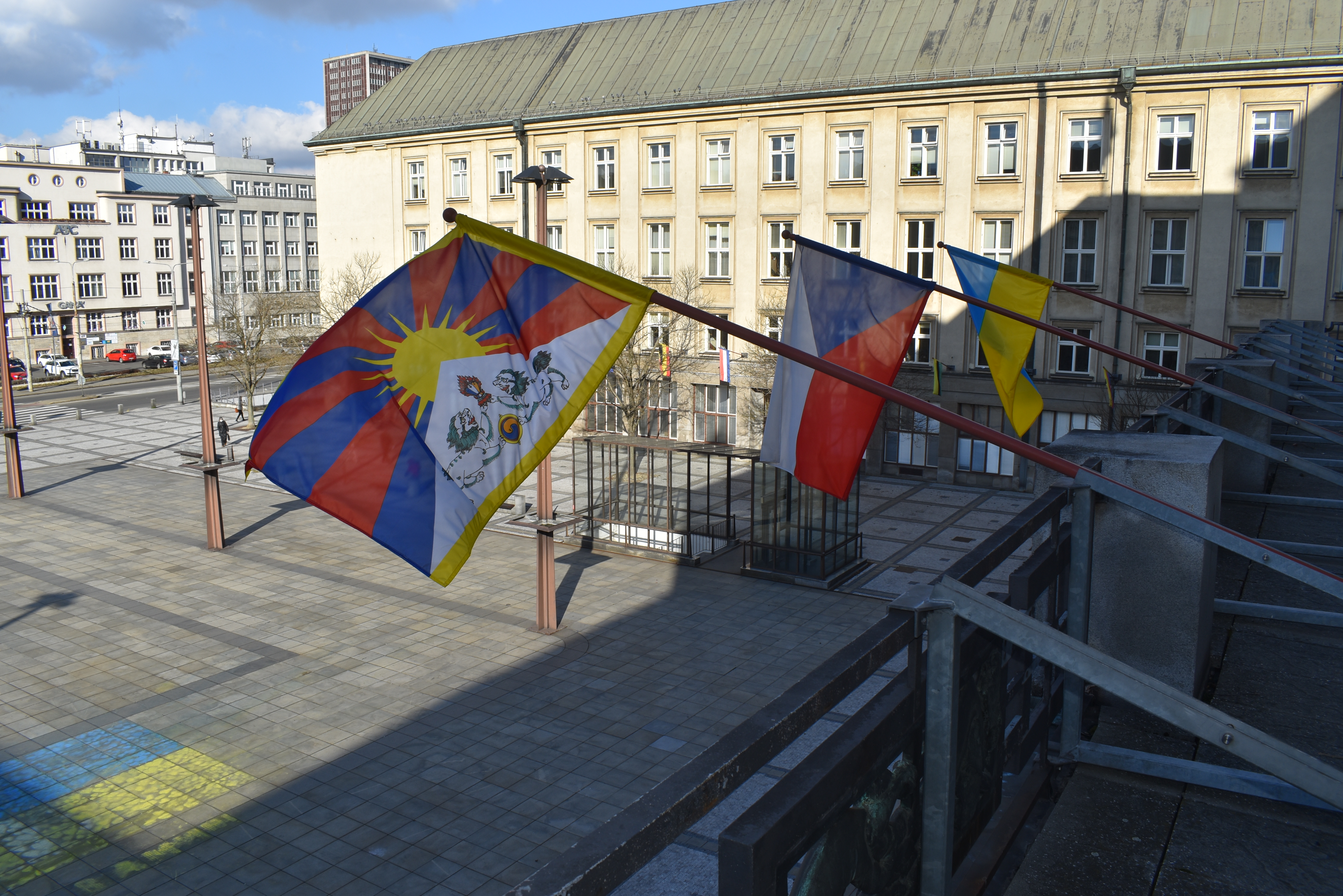 Tibetská vlajka je na budově Nové radnice v dobré společnosti... Foto: MMO