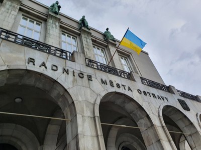 Ukrajinská vlajka na Nové radnici. Foto: MMO