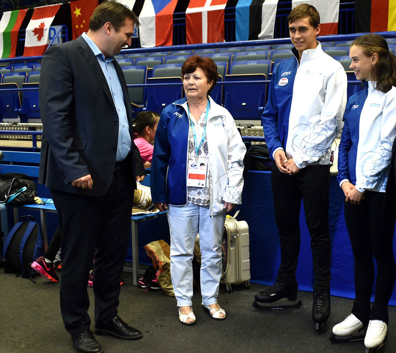Náměstek primátora M. Štěpánek, trenérka E. Horklová, M. Bidař, A. Dušková.