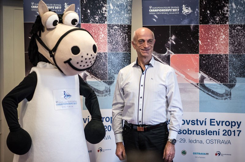 Stanislav Židek se zatím bezejmenným maskotem.