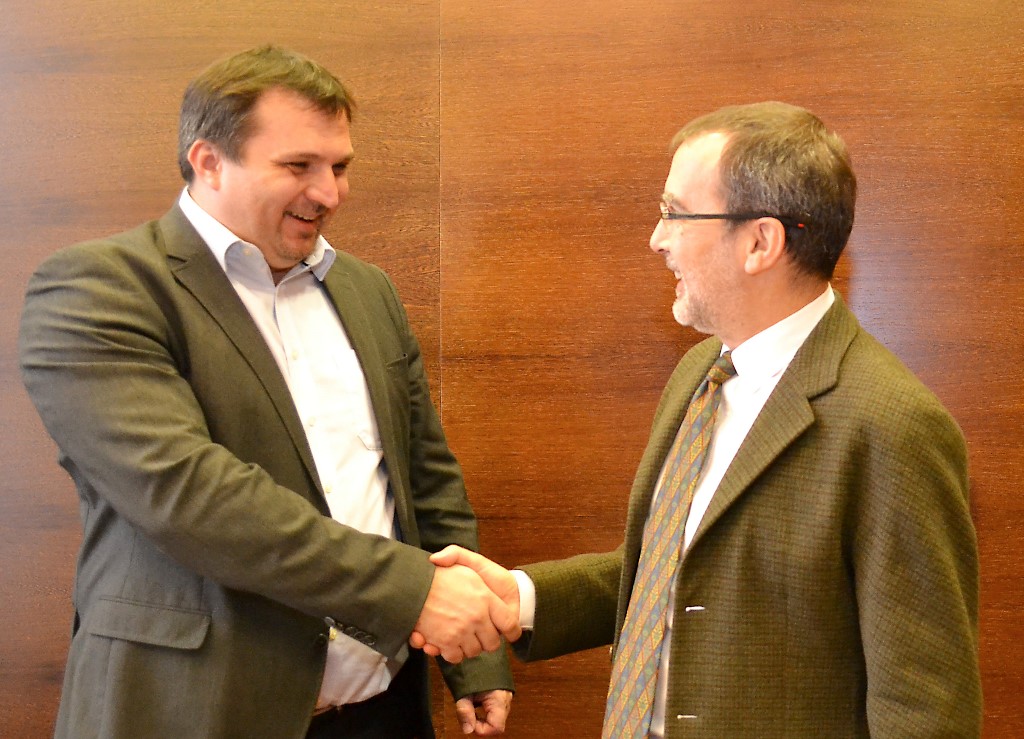Náměstek primátora Martin Štěpánek vítá španělského velvyslance. Foto: René Stejskal René