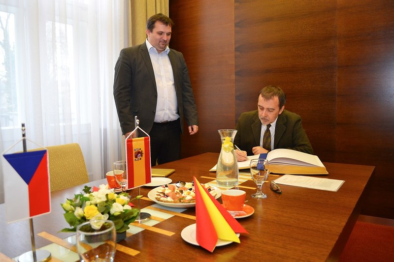 Na závěr návštěvy se španělský velvyslanec zapsal do pamětní knihy. 