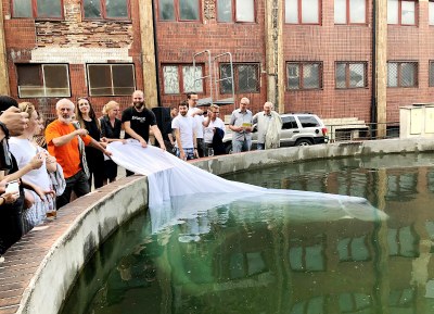 Jedním z podpořených projektů je přeměna bývalé požární nádrže na Hlubině na kašnu se sochou Kurta Gebauera. 