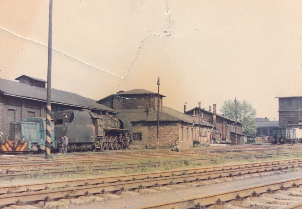 Ostrava, depo baňská dráha 70.léta, pohled na pilovou remízu za motorovou a parní lokomotivou, na pravé straně vodárna. Foto: Mojmír Lešínský