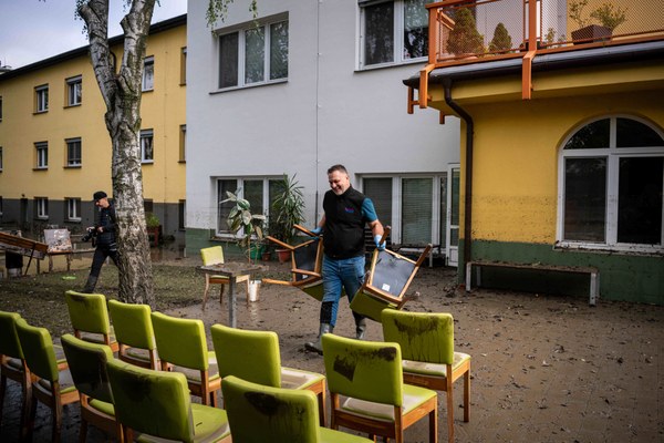 Při evakuaci DPS IRIS pomáhal také městský radní Michal Mariánek. Foto: Lukáš Kaboň
