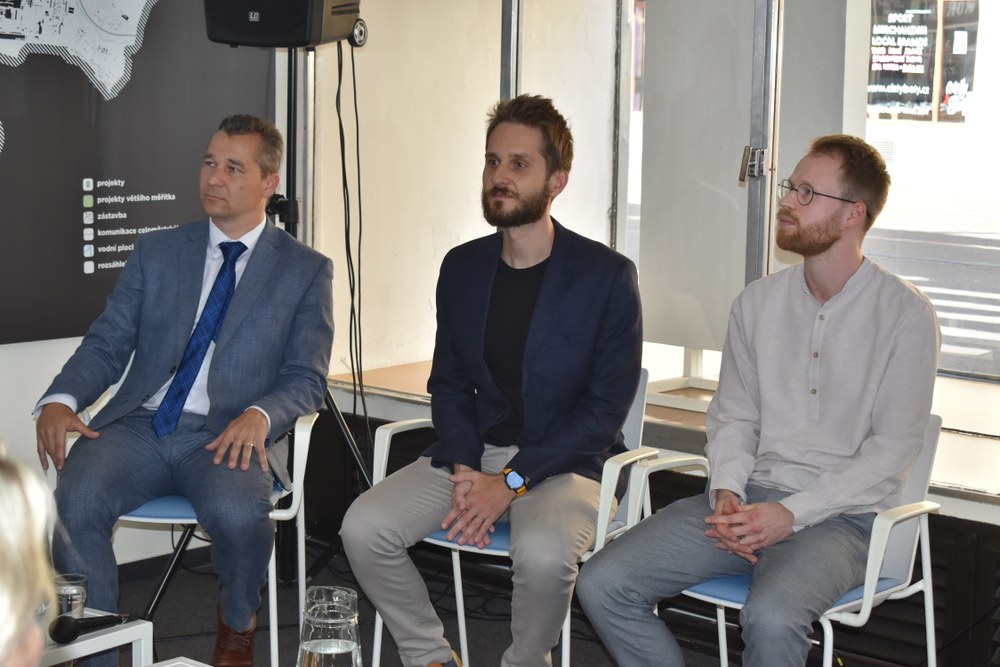 Náměstek primátora Aleš Boháč spolu s architekty studia Mi:za, Tomášem Minarovičem a Davidem Zatloukalem. Autor: MMO 