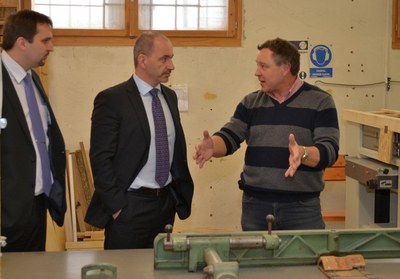 Ministr Martin Kuba (uprostřed) si v doprovodu náměstka primátora Martina Štěpánka prohlíží provoz chráněných dílen v Kunčičkách. Foto: P. Havránek