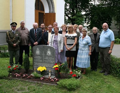 Účastníci pietního aktu u pomníku zavražděným letcům