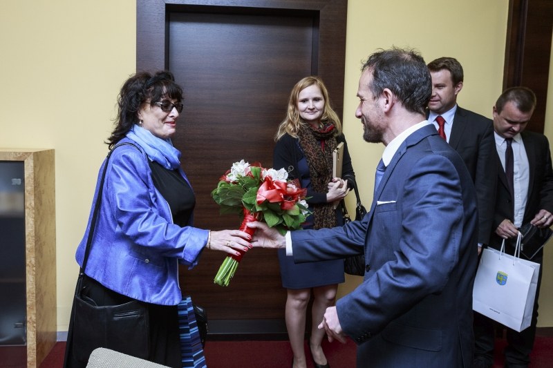 Primátor Tomáš Macura předává kytici generální konzulce Anně Olszewské.