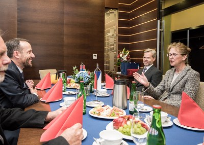 FOTO: Setkání v primátorských salóncích. Velvyslankyně Sletnerová při diskuzi s primátorem Macurou. Snímky L. Kaboň.