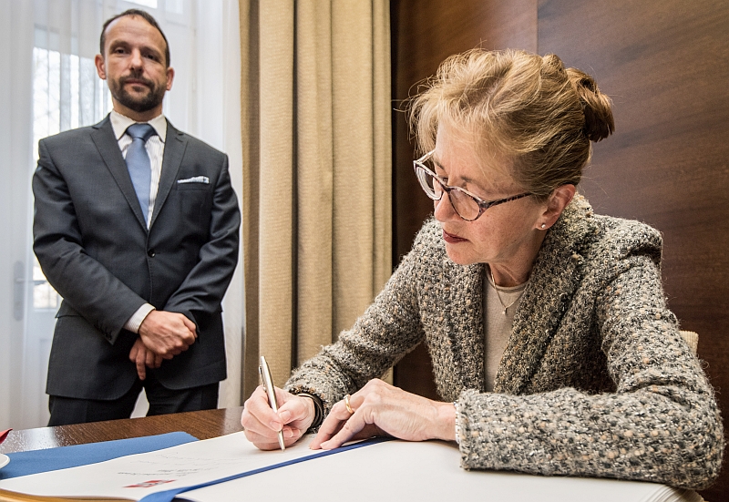 Velvyslankyně Norska S. E. Sletnerová se zapsala do pamětní knihy města.