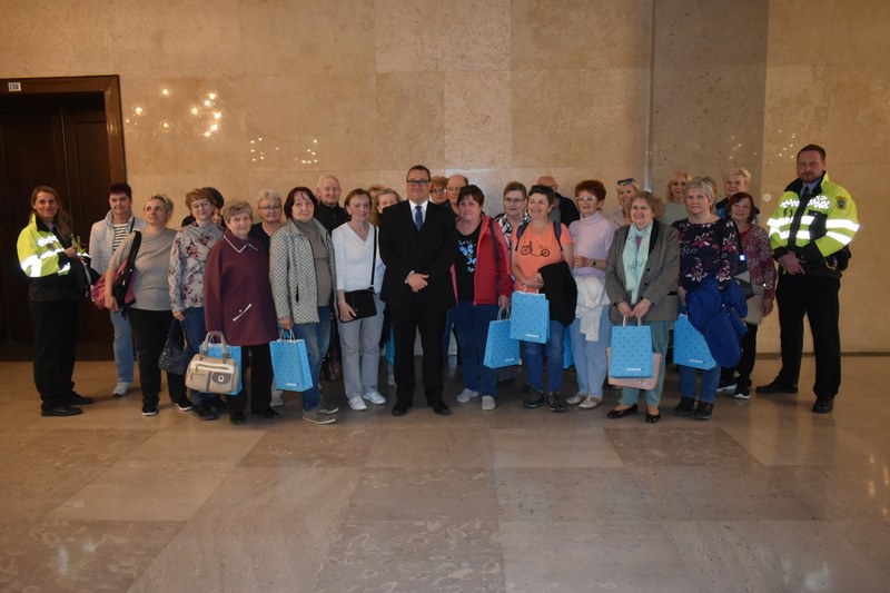 Návštěva ze SeniorOVY akademie si prohlédla Novou radnici