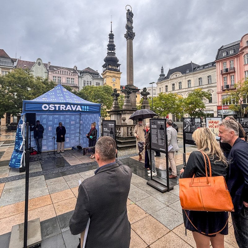Výstava fotografií z návštěv Václava Havla v Ostravě na Masarykově náměstí. Foto: Adolf Horsinka