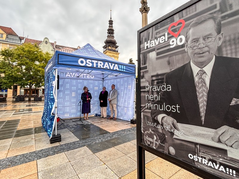 Výstava fotografií z návštěv Václava Havla v Ostravě na Masarykově náměstí. Foto: Adolf Horsinka