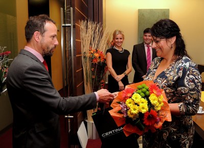 Primátor Tomáš Macura předává Nej sestřičce 2016 Marcele Murasové kytici květů a dárek. Foto: J. Urban