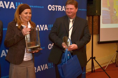 K foto: Manažerka prodejny Albert Eva Hrivňáková s putovním pohárem