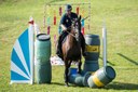 Speciální policejní parkur – prorážení překážky v podobě barelů.