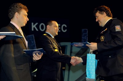 Na snímku René Dočekal předává vyznamenání. Foto: Jiří Urban