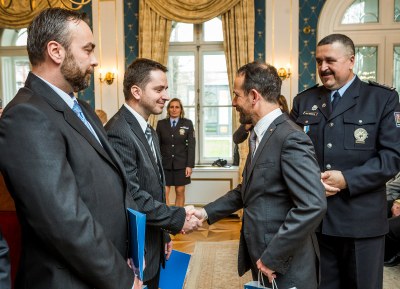 Vyznamenaným policistům blahopřeje primátor Tomáš Macura. Za ním městský policejní ředitel René Dočekal. Foto: J. Zerzoň