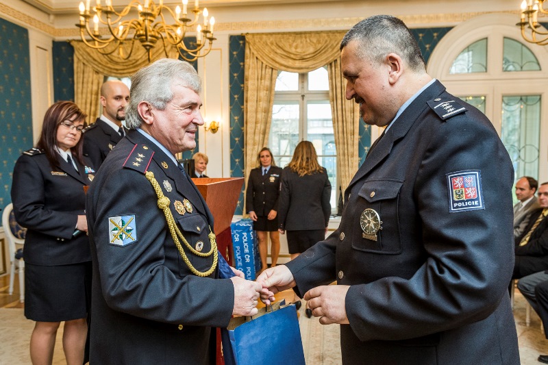 Medaili městského policejního ředitele převzal Milan Hajný.