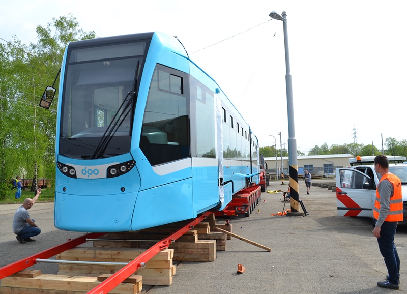 Technici přesouvají novou tramvaj z nákladního vozu na koleje. Foto: René Stejskal 
