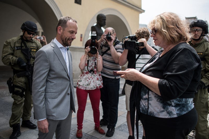 Jiřina Kábrtová předává krabičku s venuší primátorovi Tomáši Macurovi. Jiřina Kábrtová předává krabičku s venuší primátorovi Tomáši Macurovi.