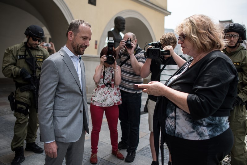 Jiřina Kábrtová předává krabičku s venuší primátorovi Tomáši Macurovi.