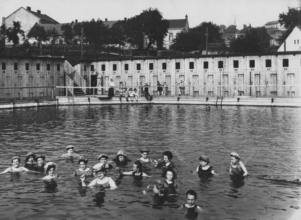 V blízkosti sadu byly roku 1877 zřízeny první městské říční lázně, které byly u obyvatel Ostravy i přespolních velmi oblíbené. Povodeň v roce 1880 však znamenala jejich konec  