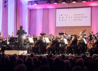 Janáčkova filharmonie během novoročním koncertu v kulturním domě. Od roku 2022 by měla hrát v nejmodernější české koncertní hale. Foto: Lukáš Kaboň