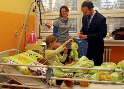 Z drobných dárků od města, které ji předal primátor Tomáš Macura, měla radost i nemocná Markétka Lukášová. V pozadí maminka Jitka. Foto: J. Urban