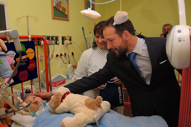 Primátor Tomáš Macura u dětí v jednotce intenzivní péče.