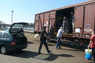 FOTO: Nákladové nádraží v Přívoze je tradičním místem humanitárních sbírek. Snímek: archiv