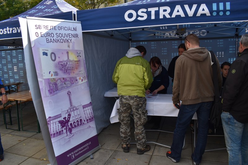 K prodeji je na Prokešově náměstí také ostravská suvenýrová eurobankovka s nulovou hodnotou.  K prodeji je na Prokešově náměstí také ostravská suvenýrová eurobankovka s nulovou hodnotou.
