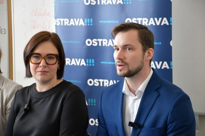 Náměstkyně primátora Andrea Hoffmannová se školním psychologem Petrem Krolem na tiskové konferenci. Foto: MMO