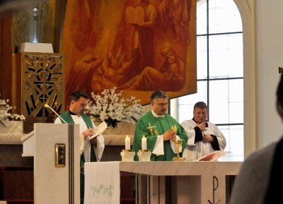 Zahájení Noci kostelů předcházela mše svatá celebrovaná farářem katedrály Božského spasitele Janem Plačkem. Foto: J. Urban a L. Kaboň