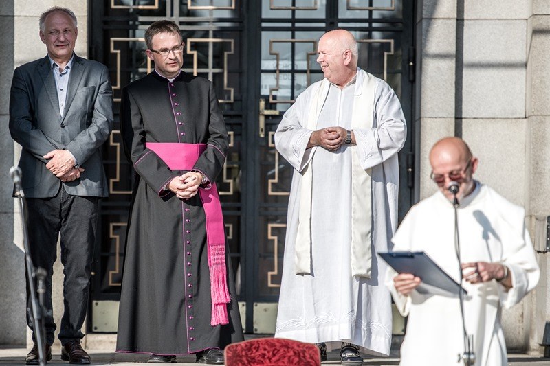 Náměstek primátora Z. Pražák při modlitbě.