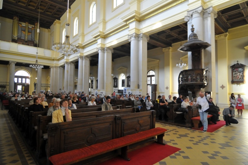 Účastníci slavnostního zahájení Noci kostelů.