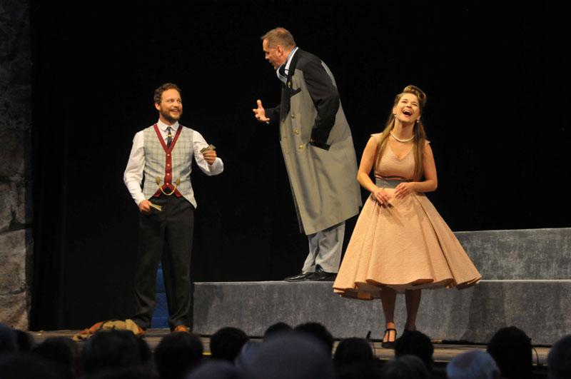 Zleva J. Kaluža, M. Etzler a P. Gajdošíková ve hře Hamlet.  