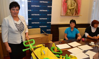 Na snímku Marta Szüczová při předvádění chodítka Walkodile. Foto: Petr Havránek