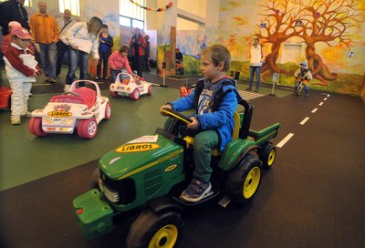 Děti hned vyzkoušely nová autíčka.