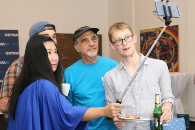 Mladí hudební skladatelé a interpreti při návštěvě radniční budovy. Snímky B. Krzyžanek.